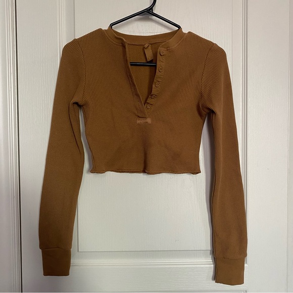 SKIMS Waffle Henley Top - Picture 2 of 5